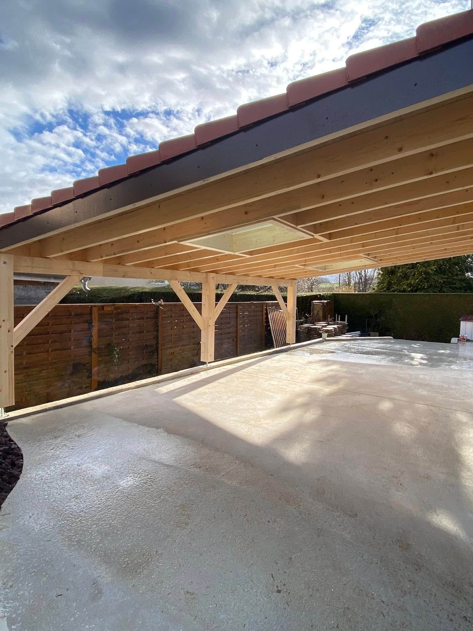 Carport bois avec fenêtre de toit