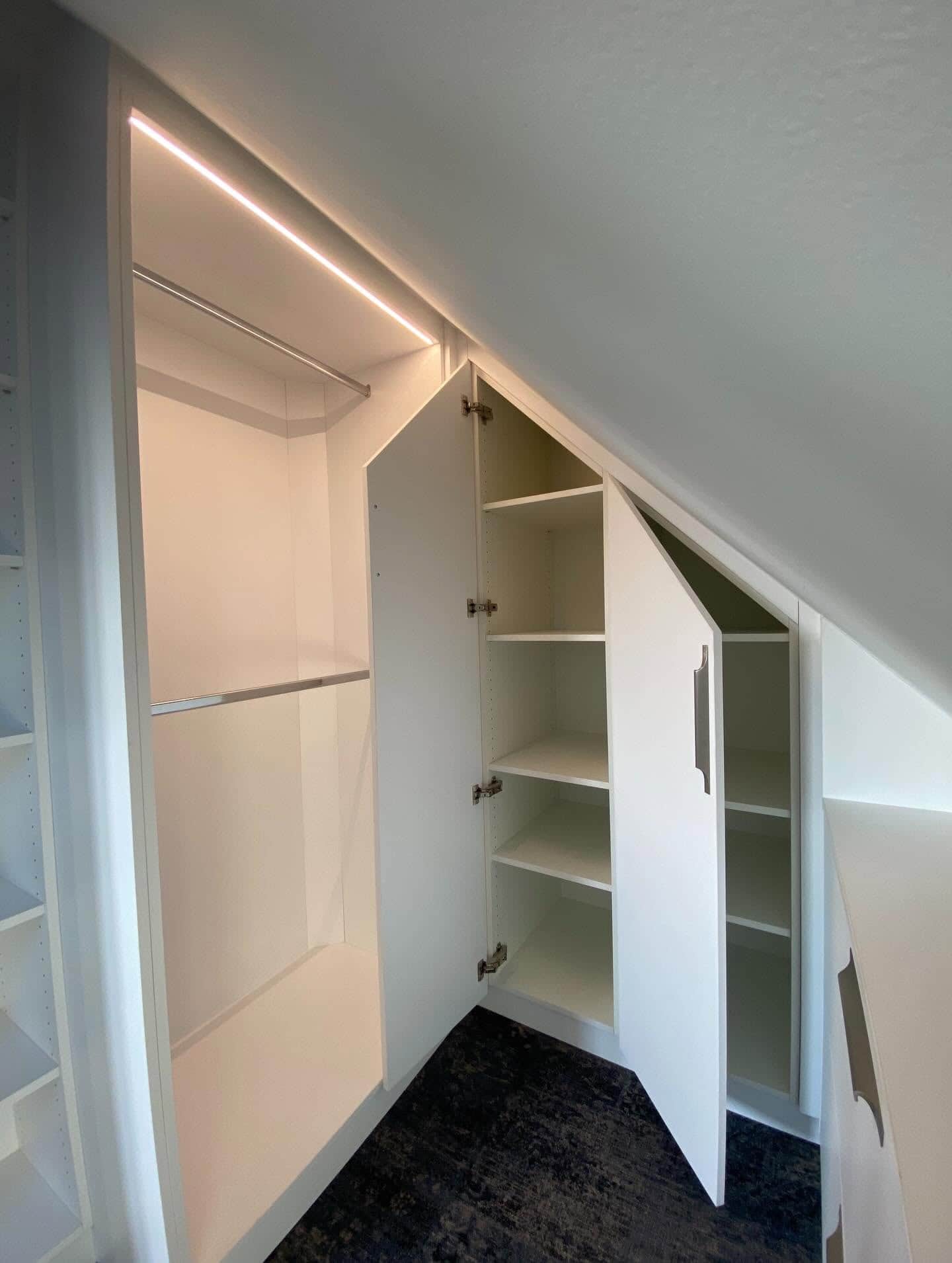 Dressing blanc sur-mesure aménagé sous pente