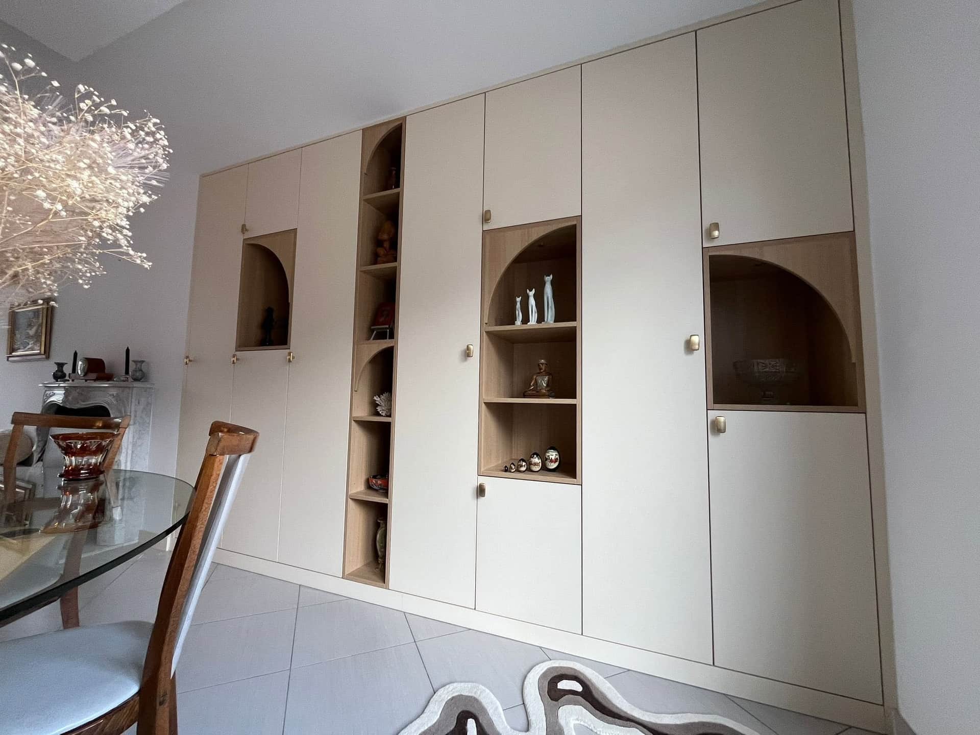 Agencement intérieur crème avec niches arrondies