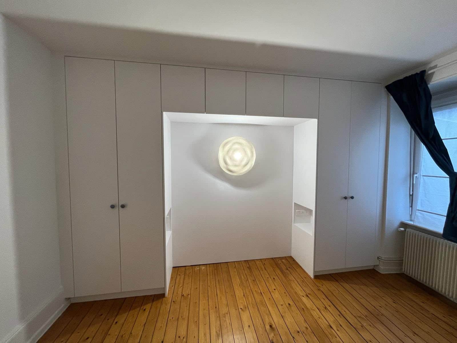Chambre avec parquet bois et placard intégré