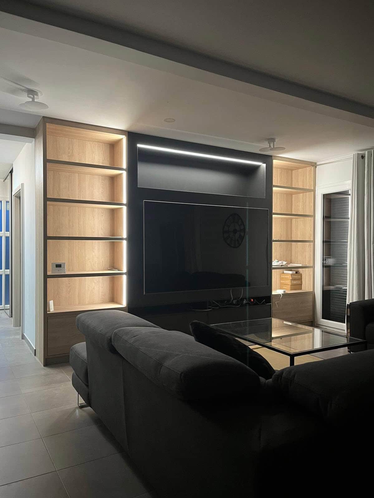 Meuble TV et bibliothèque en chêne avec LED intégrées