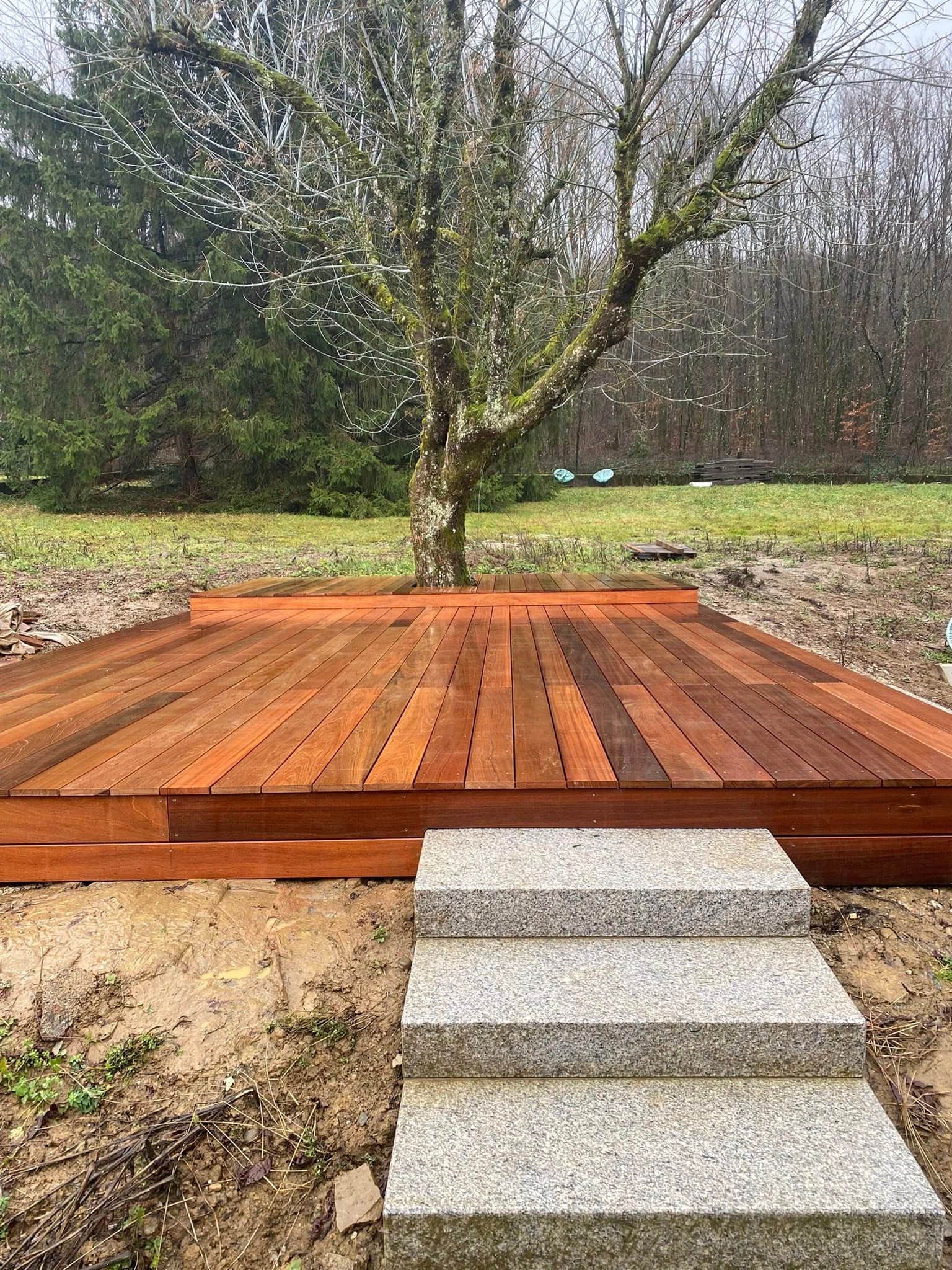 Terrasse en bois exotique avec emmarchement granit