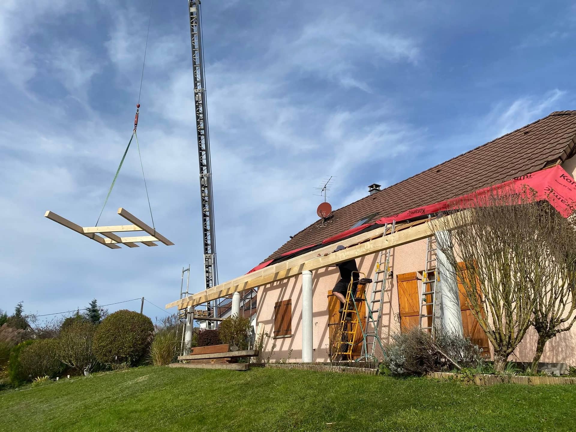 Levage de charpente bois à la grue sur un chantier Salomon