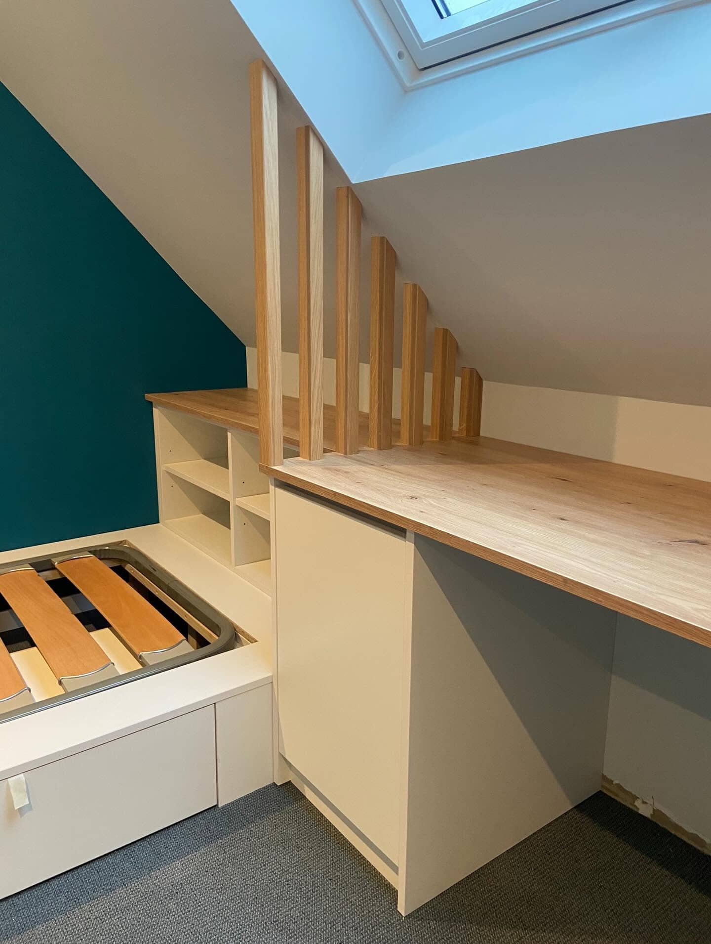 Bureau aménagé sous les combles avec claustra bois