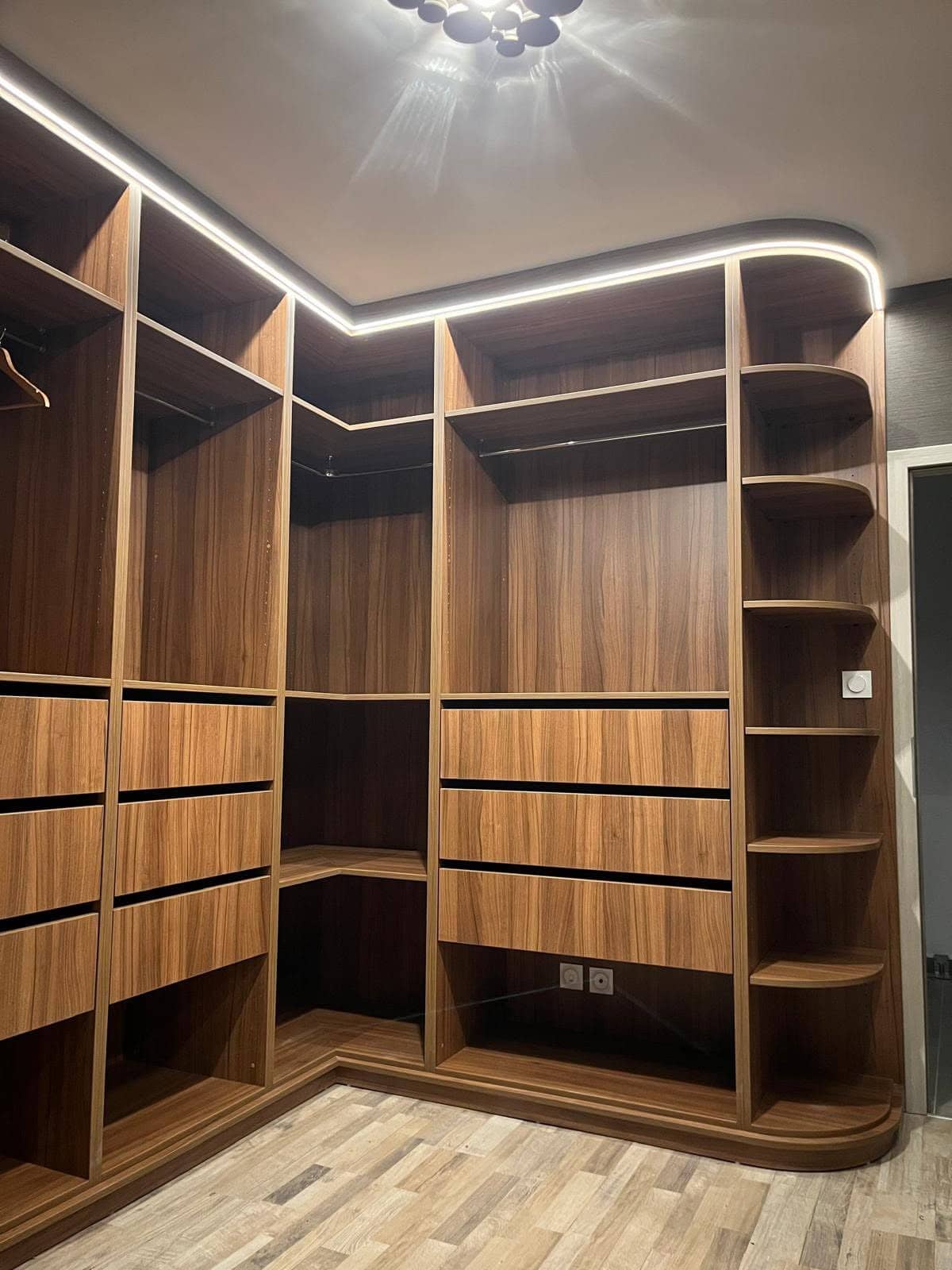 Dressing d’angle en noyer sur-mesure avec éclairage LED intégré