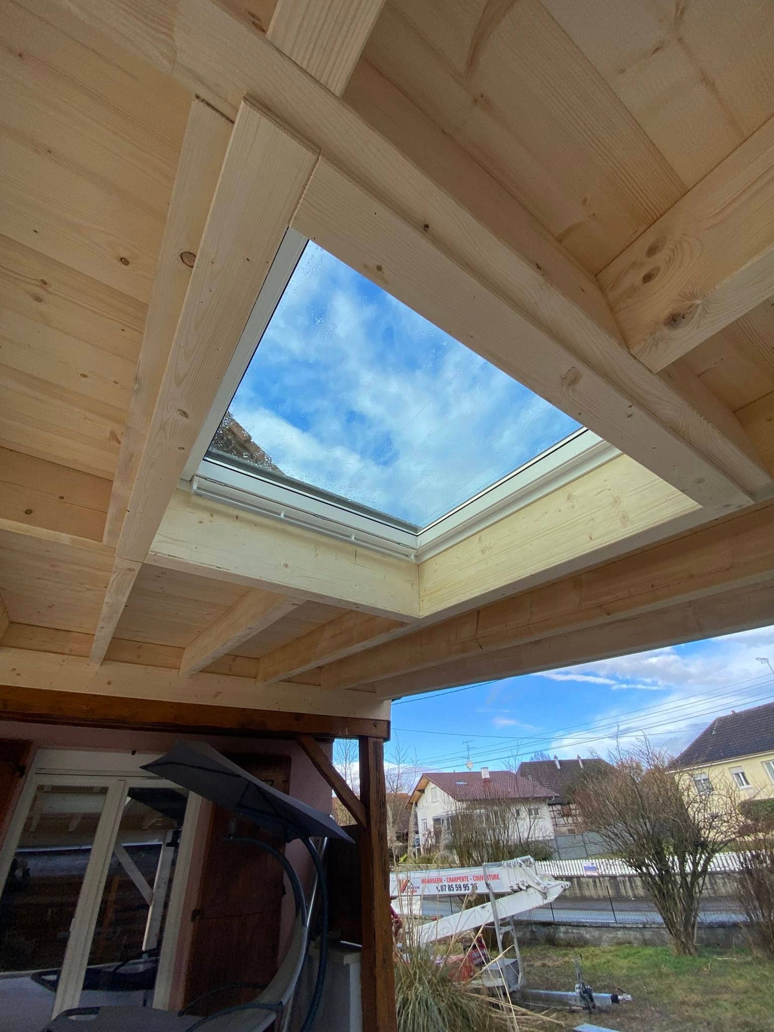 Carport bois avec fenêtres de toit réalisé par Salomon et Fils Menuiserie - Charpente
