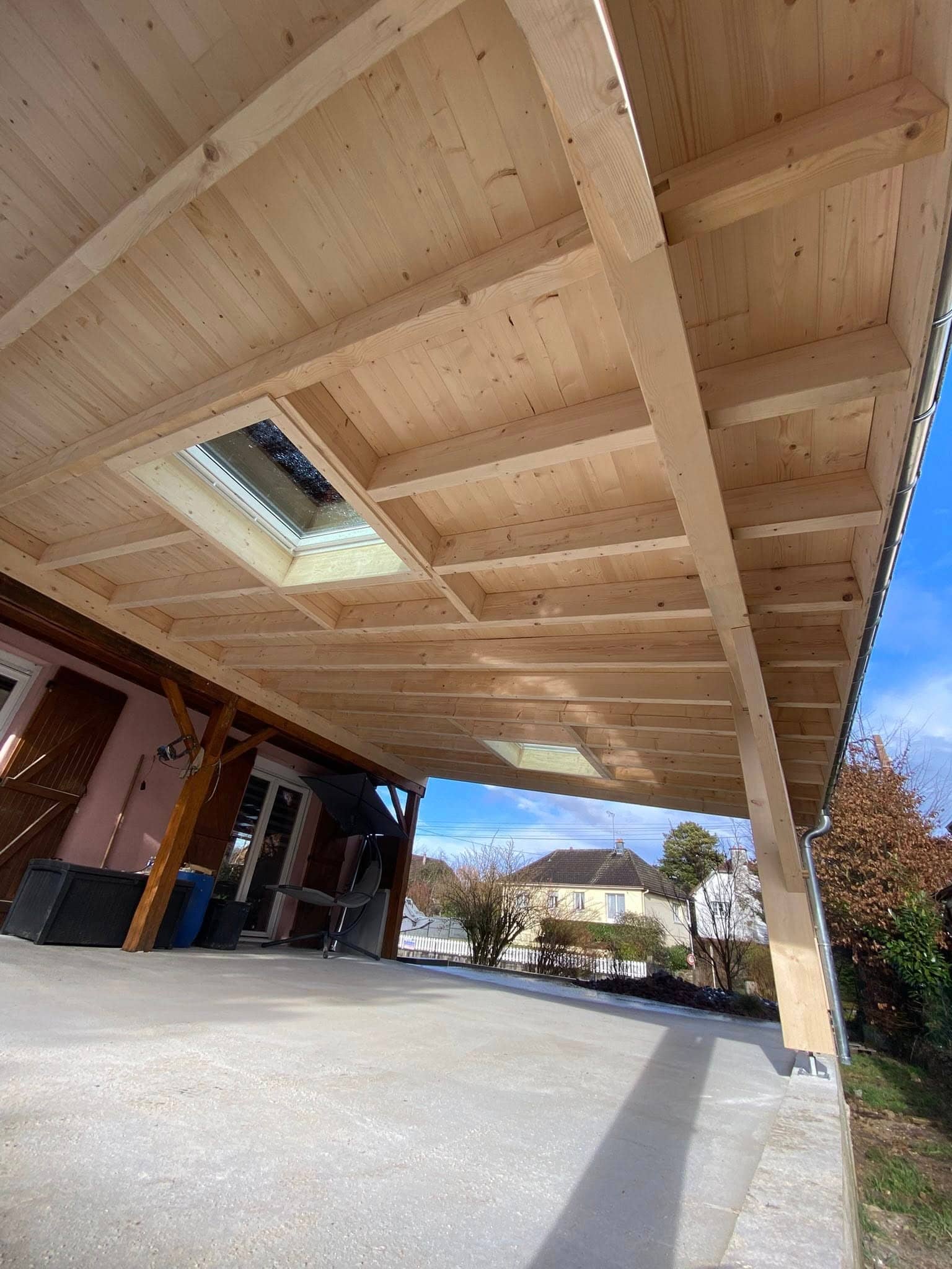 Charpente bois et sous-face lambris d’un carport réalisé par Salomon et Fils Menuiserie - Charpente à Joncherey
