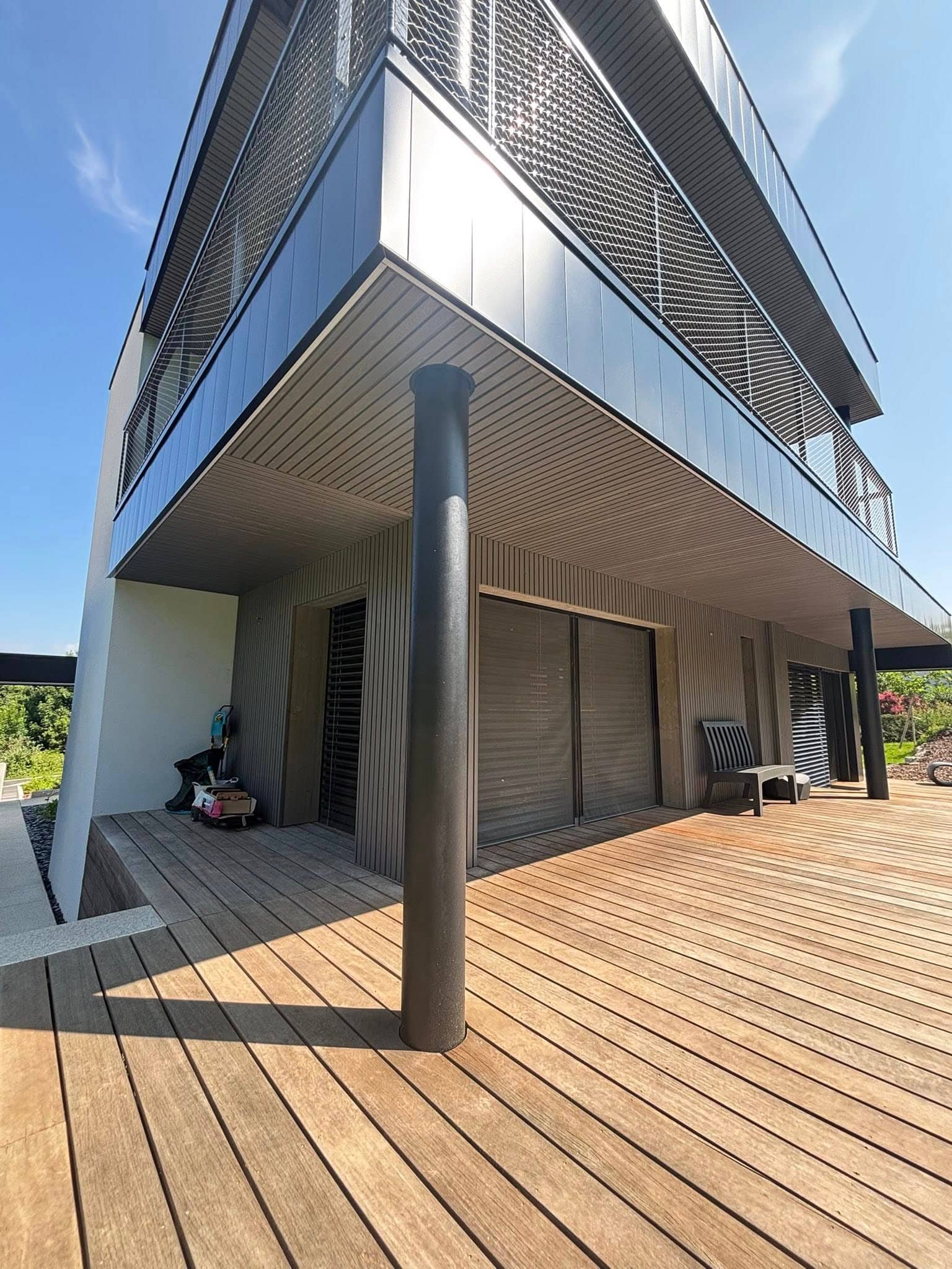 Terrasse bois et maison contemporaine réalisées par Salomon et Fils Menuiserie - Charpente